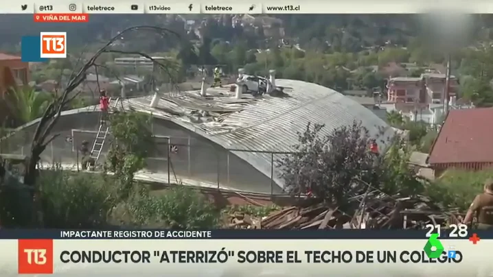 El insólito accidente de un coche 'volador': el conductor aterriza sobre el tejado de un colegio