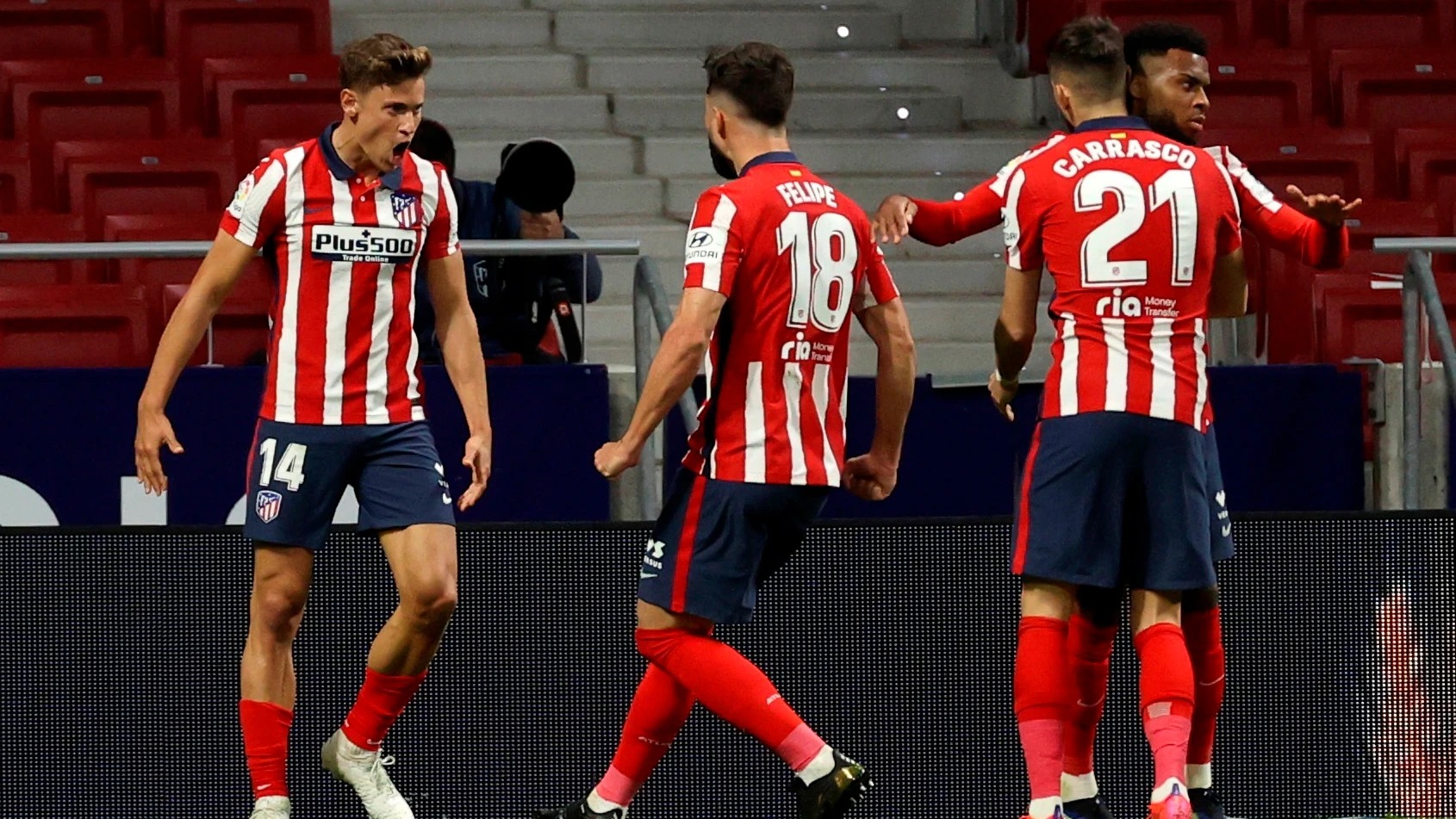 Marcos Llorente celebra un gol junto a sus compañeros.