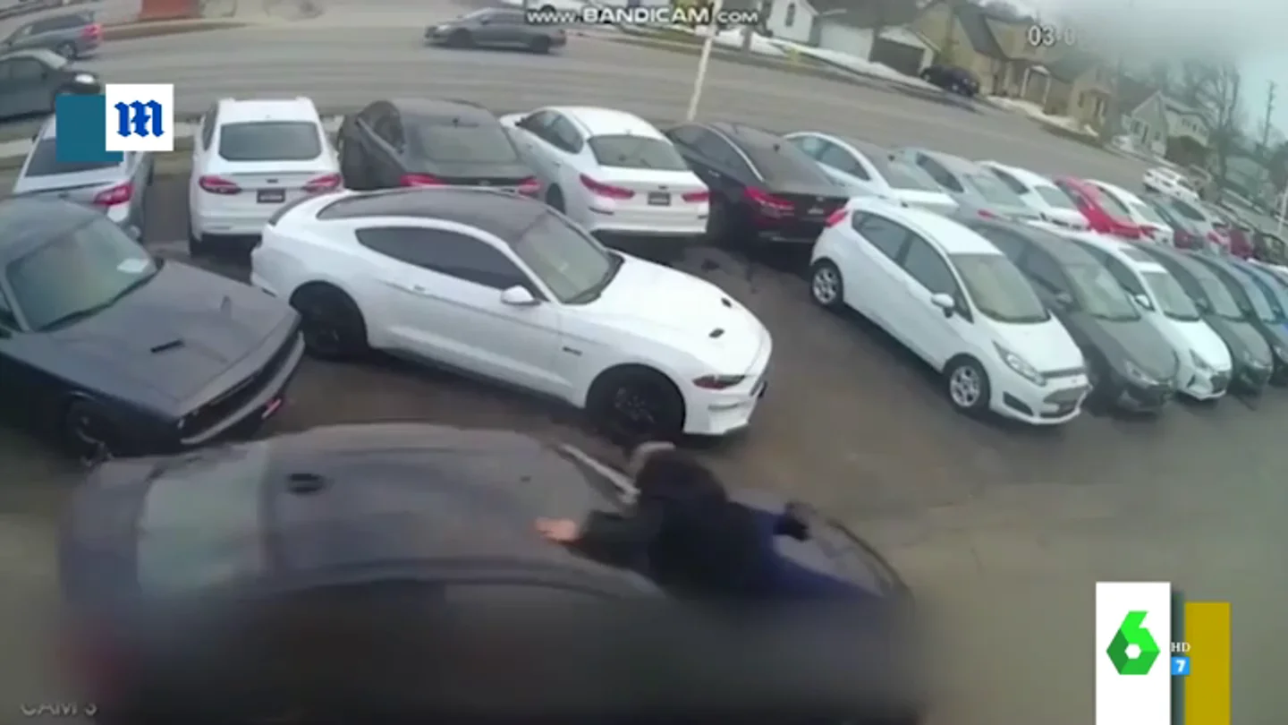 Las imágenes de un robo de película en un concesionario: el vendedor salta por encima del capó para evitarlo Las imágenes de un robo de película en un concesionario: el vendedor salta por encima del capó para evitarlo