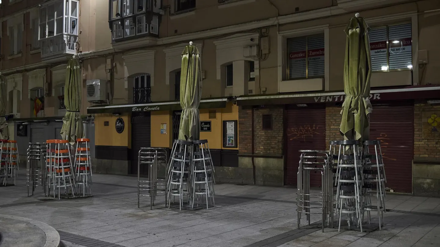 Terraza vacía en Santander Minutos antes de toque de queda