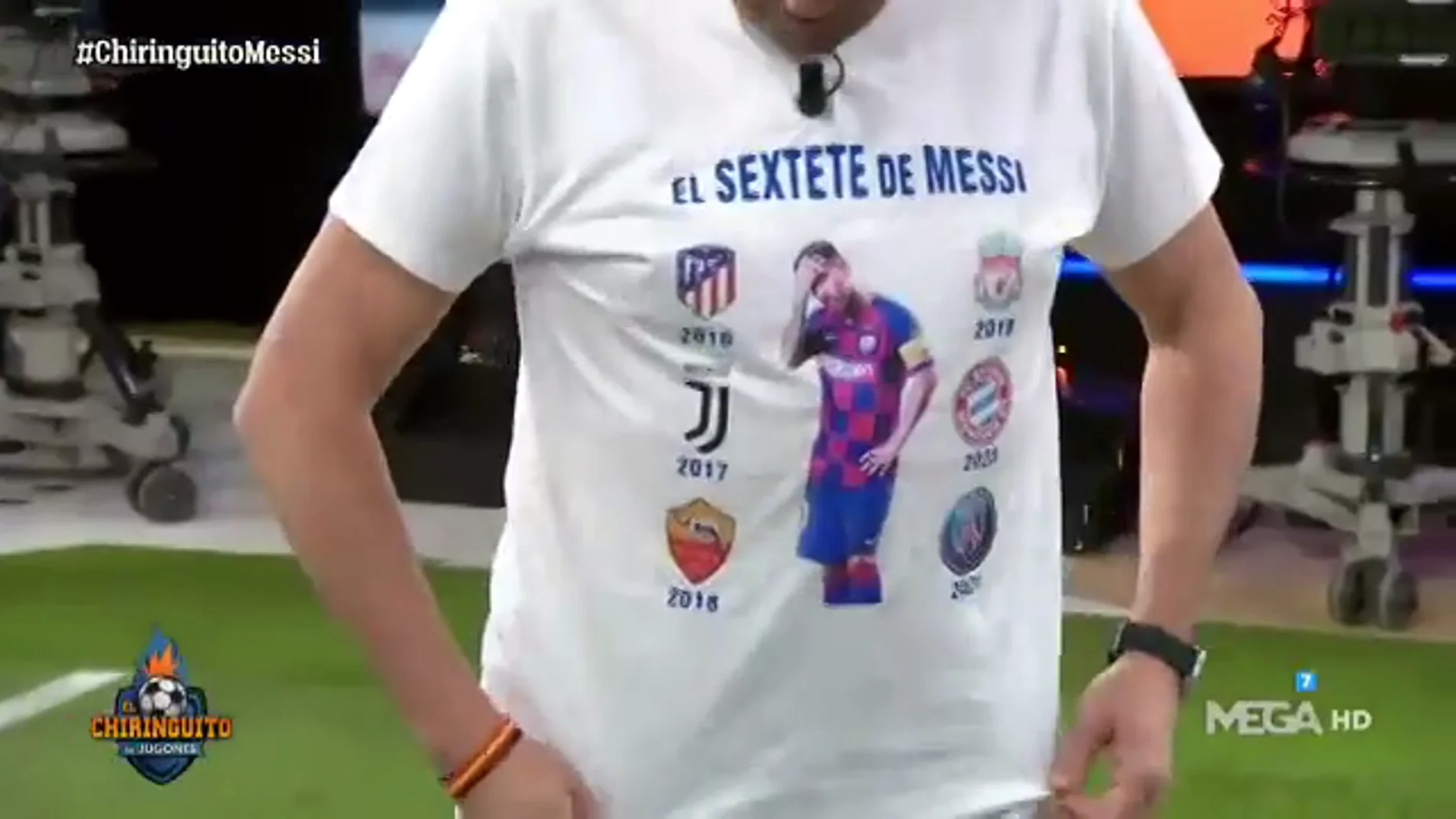 Tomás Roncero irrita a la bancada culé con su camiseta: 'El Sextete de Messi'