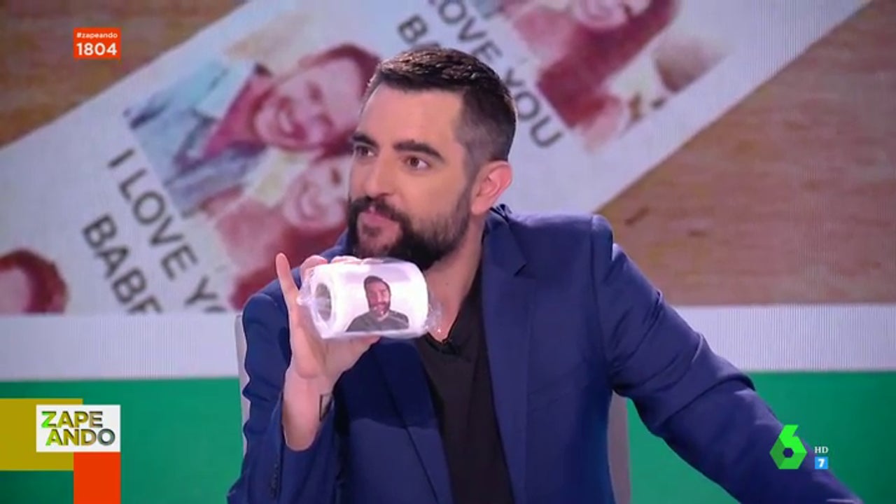 Valeria Ros compra un rollo de papel higiénico con la cara de Dani Mateo y Lorena Castell termina sonándose con él