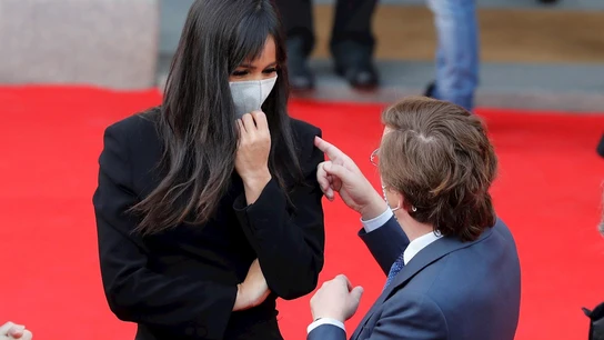 La vicealcaldesa de Madrid, Begoña Villacís (i), conversa con el alcalde, José Luís Martínez-Almeida La vicealcaldesa de Madrid, Begoña Villacís (i), conversa con el alcalde, José Luís Martínez-Almeida