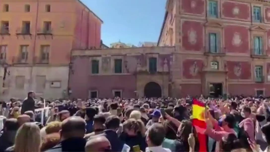Centenares de personas se agolpan para asistir a un mitin de Santiago Abascal en Murcia Centenares de personas se agolpan para asistir a un mitin de Santiago Abascal en Murcia