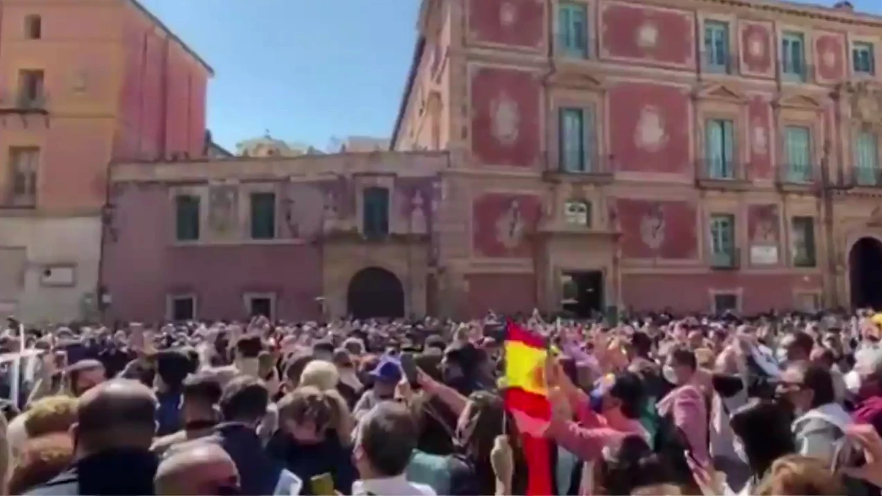 Centenares de personas se agolpan para asistir a un mitin de Santiago Abascal en Murcia