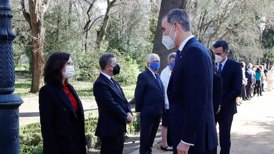 El rey Felipe VI saluda a la presidenta de la Comunidad de Madrid, Isabel Díaz Ayuso. El rey Felipe VI saluda a la presidenta de la Comunidad de Madrid, Isabel Díaz Ayuso.