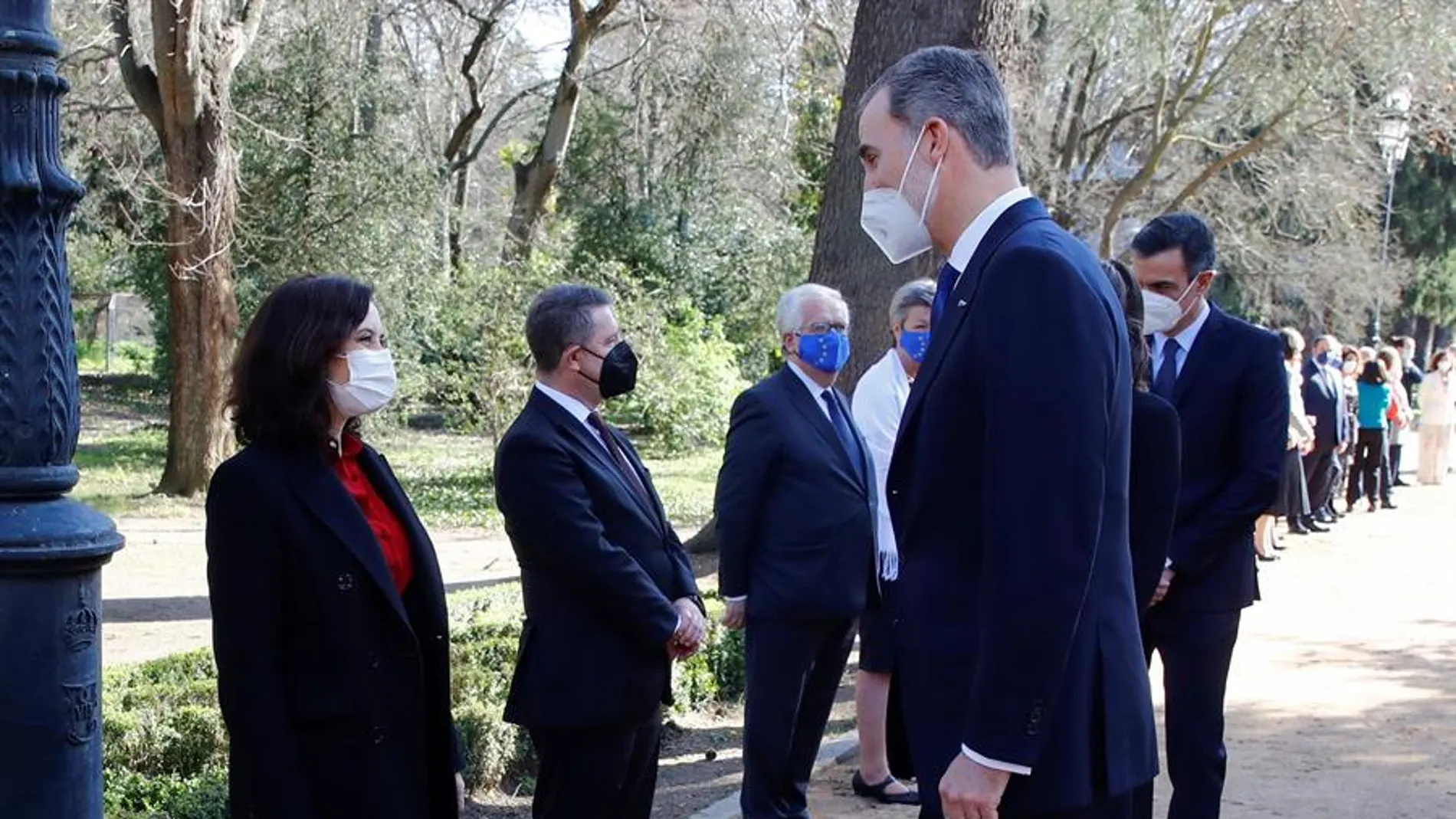 El rey Felipe VI saluda a la presidenta de la Comunidad de Madrid, Isabel Díaz Ayuso.