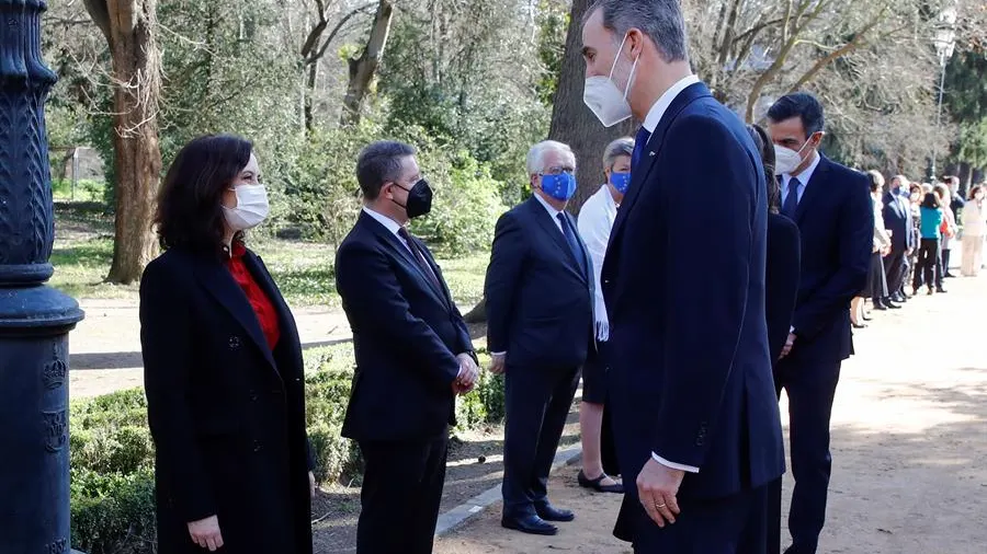 El rey Felipe VI saluda a la presidenta de la Comunidad de Madrid, Isabel Díaz Ayuso.