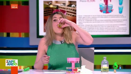 Valeria Ros se viene arriba con Dani Mateo al jugar al 'Yo nunca' en pleno directo de Zapeando Valeria Ros se viene arriba con Dani Mateo al jugar al 'Yo nunca' en pleno directo de Zapeando