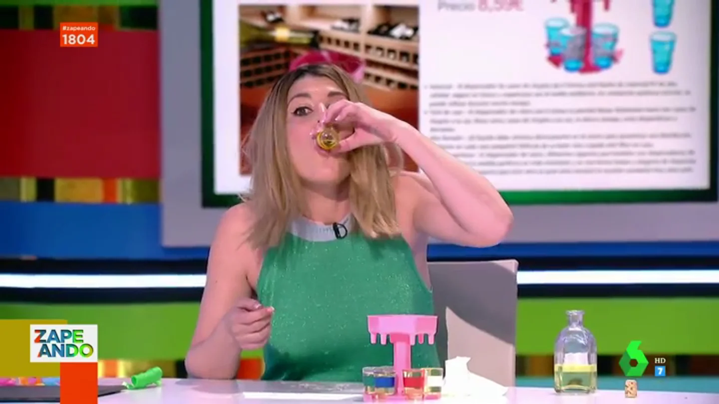 Valeria Ros se viene arriba con Dani Mateo al jugar al 'Yo nunca' en pleno directo de Zapeando Valeria Ros se viene arriba con Dani Mateo al jugar al 'Yo nunca' en pleno directo de Zapeando