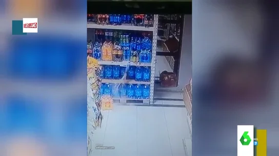 ¿Fenómeno paranormal o vídeo fake?: una botella cae de un estante alto y se coloca de nuevo sin ayuda humana ¿Fenómeno paranormal o vídeo fake?: una botella cae de un estante alto y se coloca de nuevo sin ayuda humana