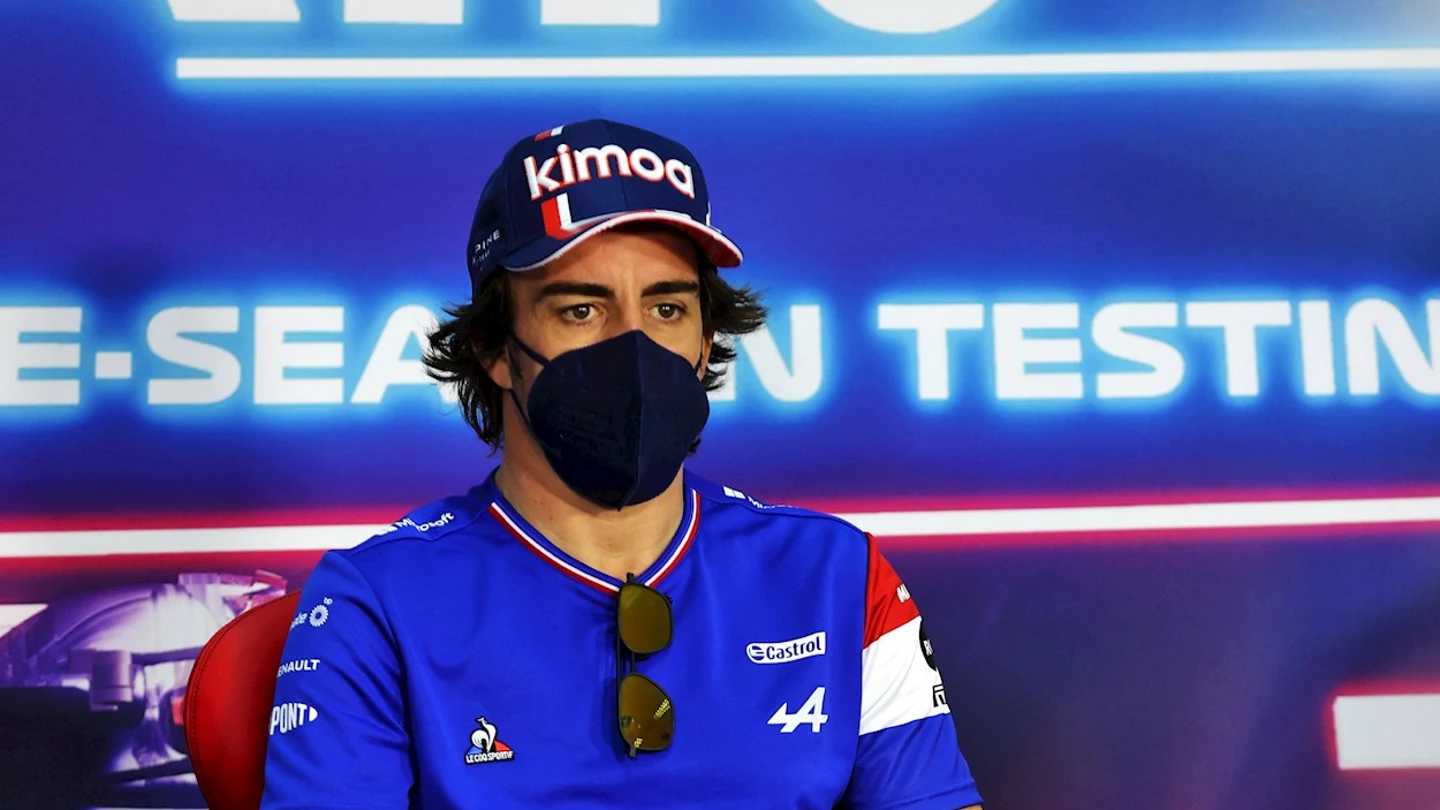 Fernando alonso, con el polo de Alpine Fernando alonso, con el polo de Alpine