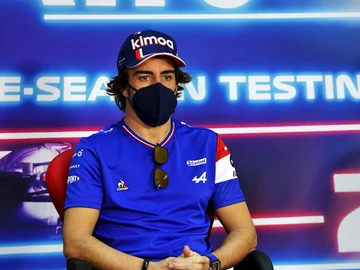 Fernando alonso, con el polo de Alpine Fernando alonso, con el polo de Alpine