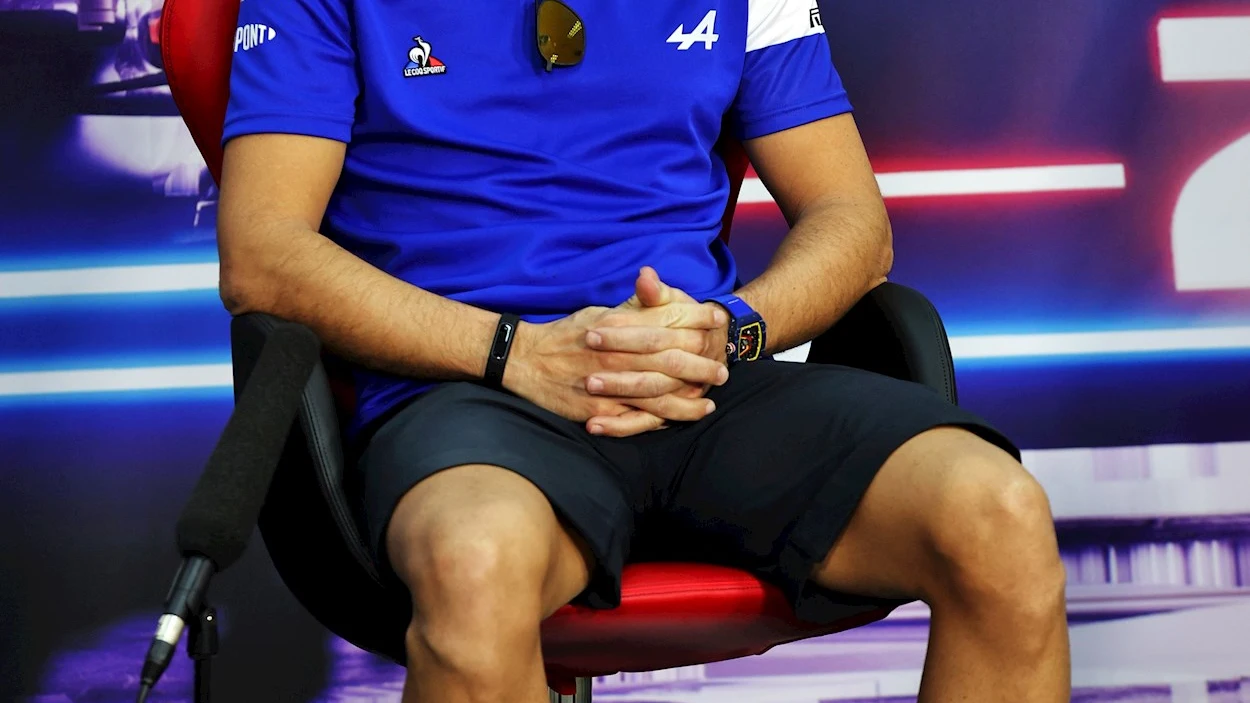 Fernando alonso, con el polo de Alpine Fernando alonso, con el polo de Alpine