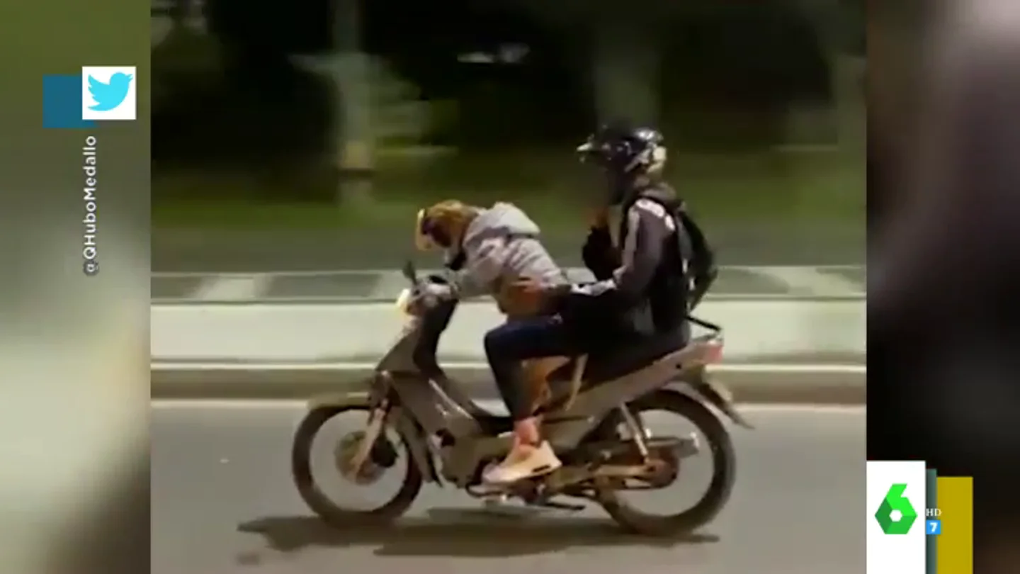Perro conduciendo una moto Perro conduciendo una moto