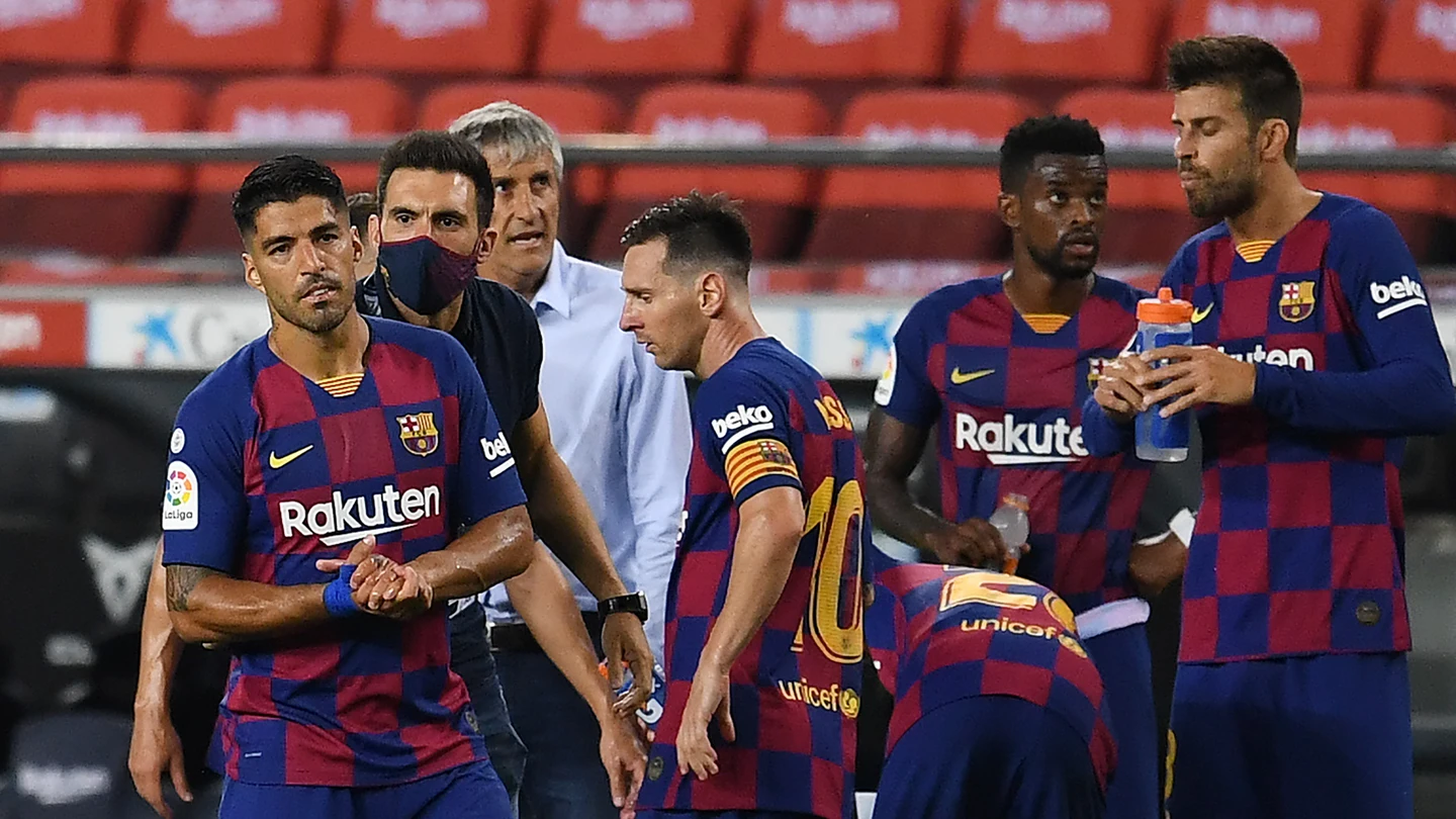 Sarabia habla con Suárez junto a Messi Sarabia habla con Suárez junto a Messi