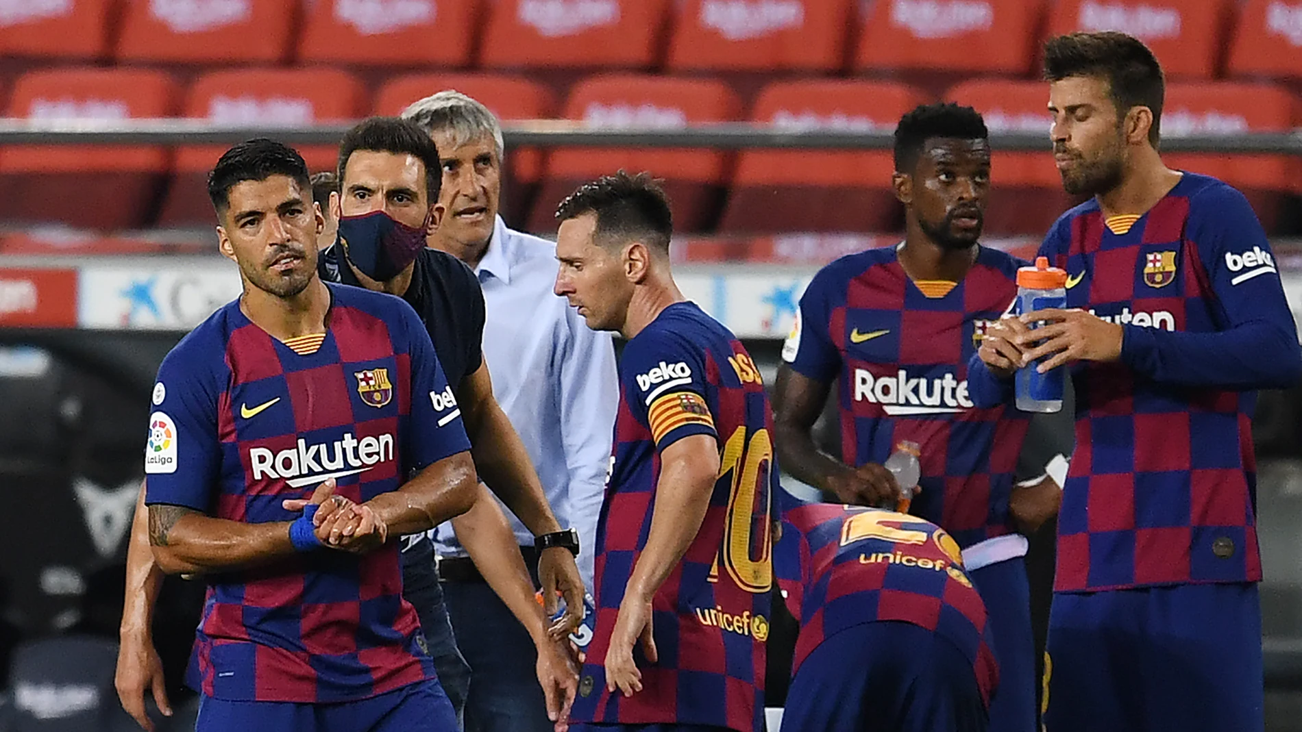 Sarabia habla con Suárez junto a Messi