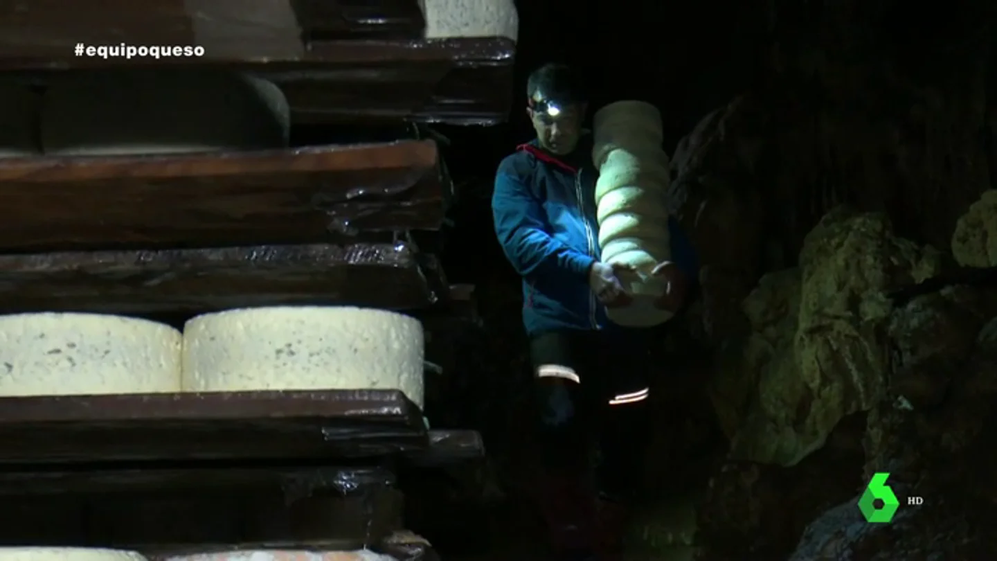 El secreto de una quesería artesanal asturiana: una cueva natural donde sus quesos crean el hongo que las industrias no son capaces de imitar El secreto de una quesería artesanal asturiana: una cueva natural donde sus quesos crean el hongo que las industrias no son capaces de imitar