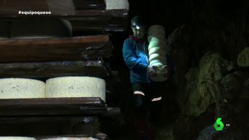 El secreto de una quesería artesanal asturiana: una cueva natural donde sus quesos crean el hongo que las industrias no son capaces de imitar