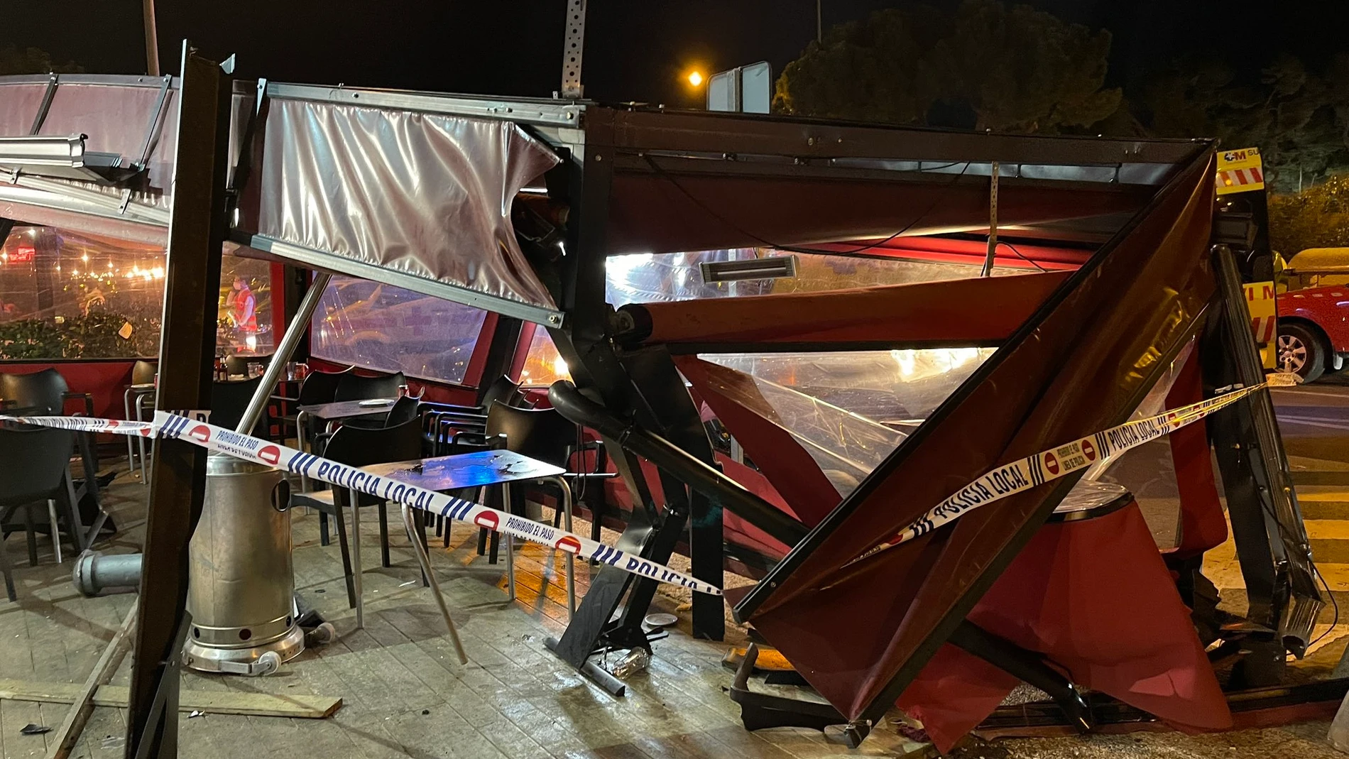 La terraza, destruida tras el accidente en Majadahonda