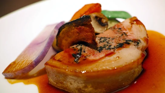 "Tortura en una lata": Reino Unido podría prohibir el consumo de foie gras Plato servido en un restaurante en el que el foie es el ingrediente principal