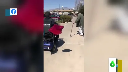 Imagen del regalo de unos agentes a un hombre de la tercera edad Imagen del regalo de unos agentes a un hombre de la tercera edad