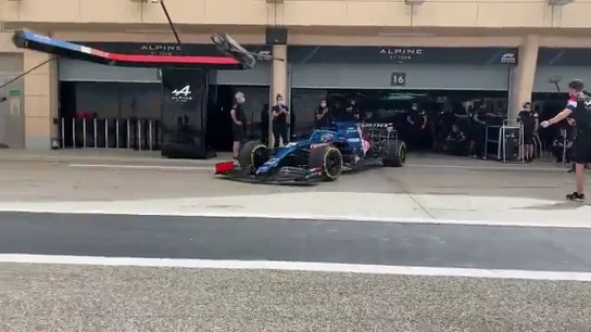 Fernando Alonso, saliendo del garaje de Alpine Fernando Alonso, saliendo del garaje de Alpine