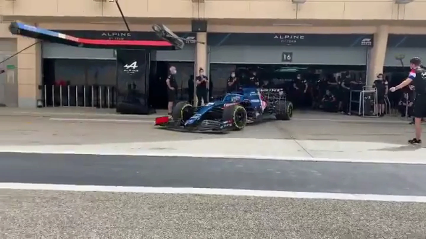 Fernando Alonso, saliendo del garaje de Alpine Fernando Alonso, saliendo del garaje de Alpine
