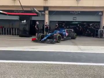 Fernando Alonso, saliendo del garaje de Alpine