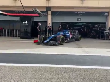Fernando Alonso, saliendo del garaje de Alpine Fernando Alonso, saliendo del garaje de Alpine