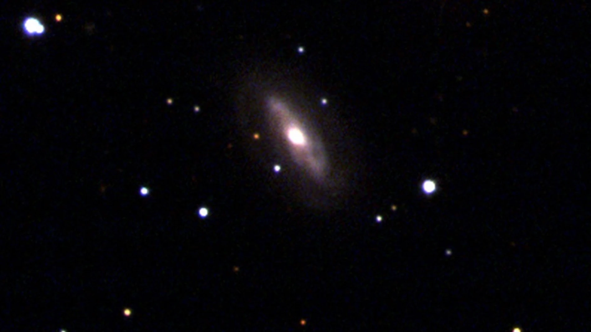 Imagen de la galaxia J0437+2456, donde los científicos consideran que existe un aguejro negro supermasivo