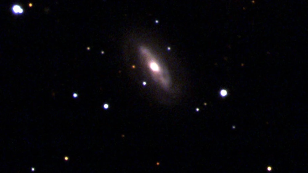 Imagen de la galaxia J0437+2456, donde los científicos consideran que existe un aguejro negro supermasivo