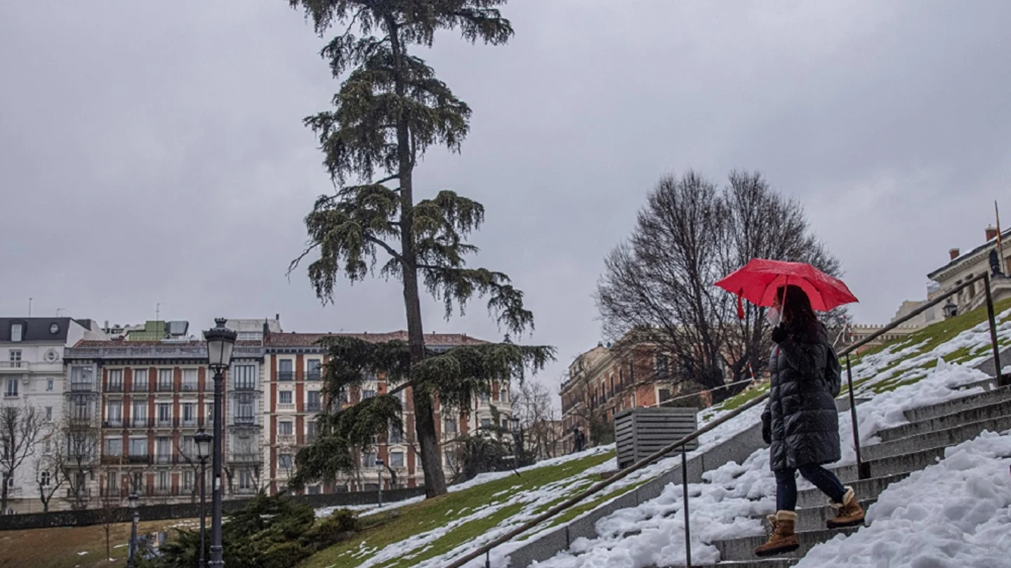 Una viandante baja una escalinata cerca del madrileño Museo del Prado Una viandante baja una escalinata cerca del madrileño Museo del Prado