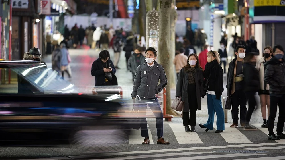 Imagen de personas caminando en Japón