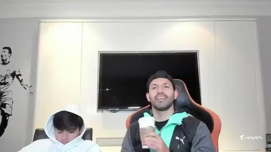 El Kun Agüero se pronuncia sobre su posible llegada al Barça: "Aguantemos un poco..." El Kun Agüero se pronuncia sobre su posible llegada al Barça: "Aguantemos un poco..."