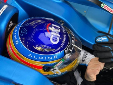 Fernando Alonso, en el 'cockpit' del Alpine