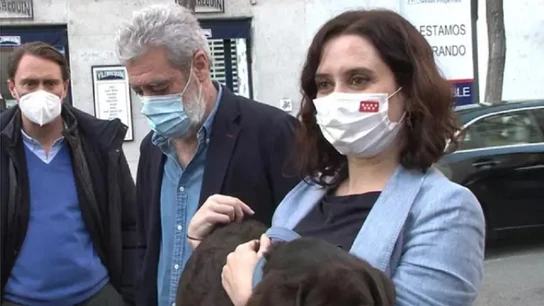 Ayuso con su perro en el centro de Madrid Ayuso con su perro en el centro de Madrid