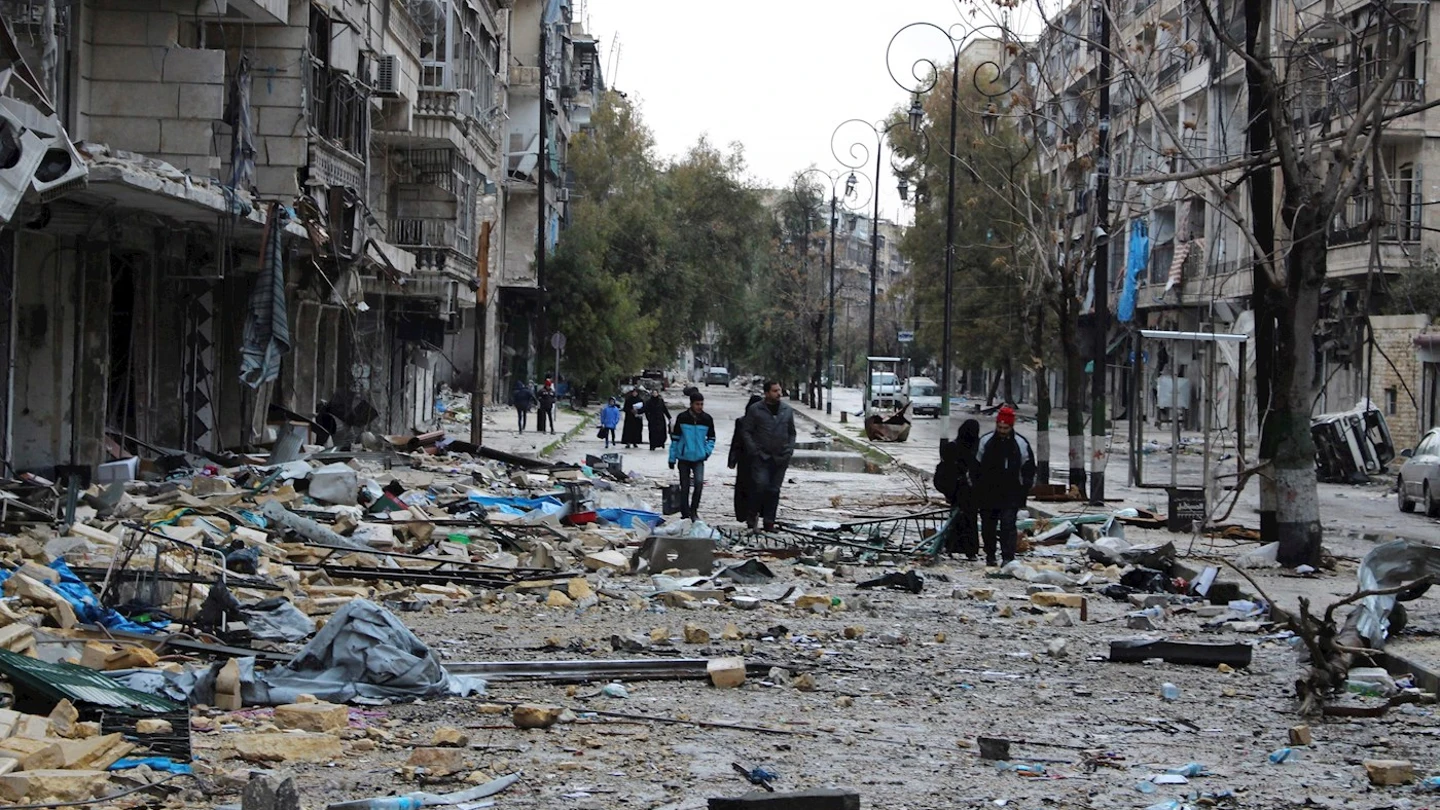 Calle cubierta de escombros en un barrio del este de Alepo (Siria) en 2016 Calle cubierta de escombros en un barrio del este de Alepo (Siria) en 2016