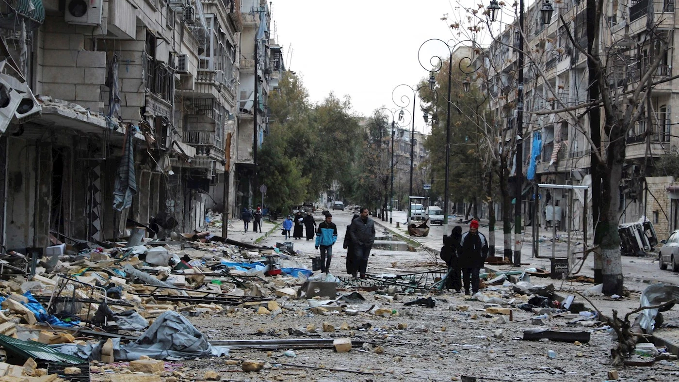 Calle cubierta de escombros en un barrio del este de Alepo (Siria) en 2016