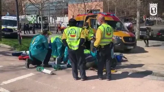 Un patinador atropella a una mujer de 79 años en Madrid y se da a la fuga tras dejarla en estado muy grave Un patinador atropella a una mujer de 79 años en Madrid y se da a la fuga tras dejarla en estado muy grave