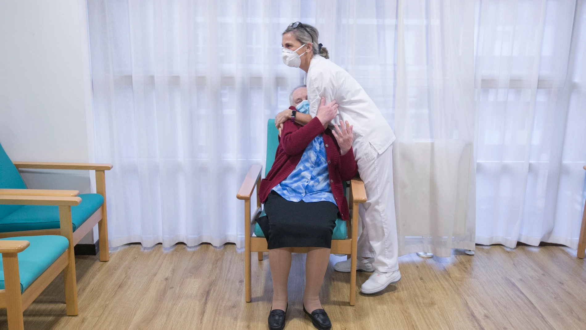 Una enfermera abraza a una usuaria de una residencia en Asturias