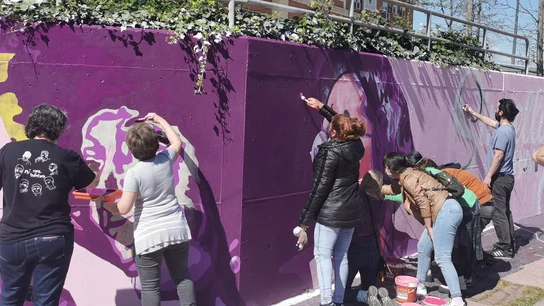 Vecinas de Getafe y el colectivo Unlogic Crew vuelven a pintar el mural. Vecinas de Getafe y el colectivo Unlogic Crew vuelven a pintar el mural.