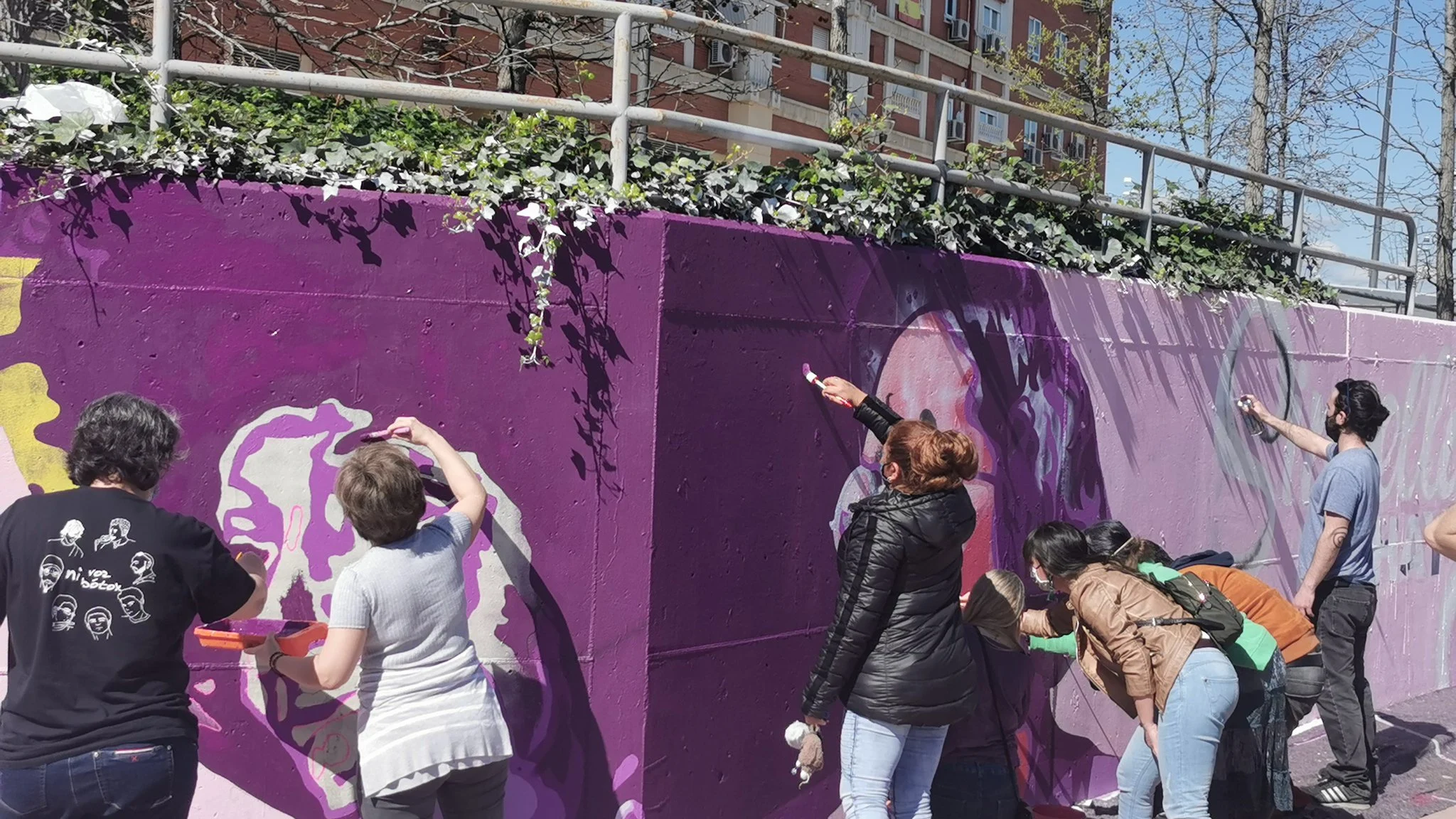 Vecinas de Getafe y el colectivo Unlogic Crew vuelven a pintar el mural.