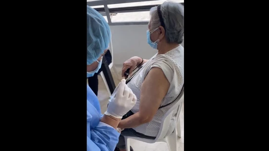 Momento en el que a la anciana le inyectan la vacuna del coronavirus Momento en el que a la anciana le inyectan la vacuna del coronavirus