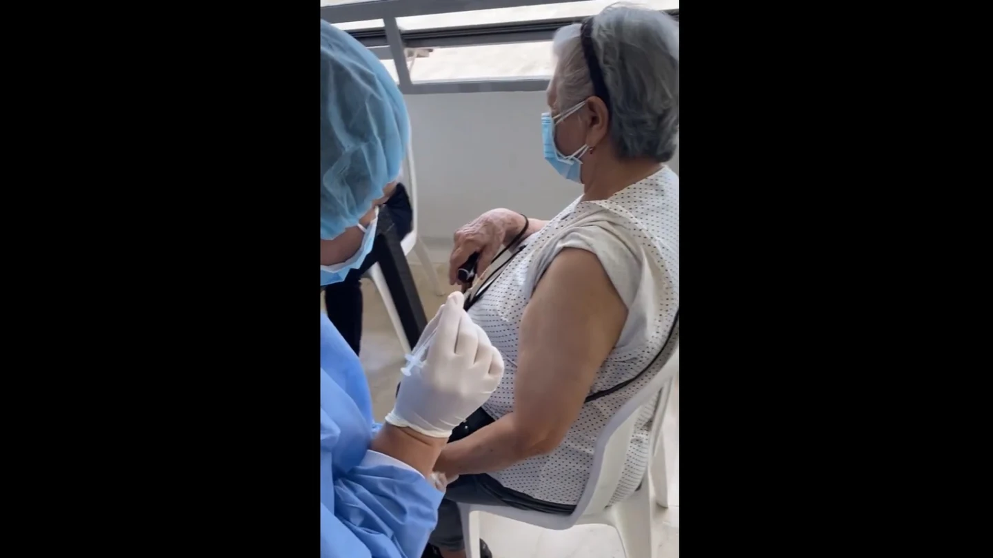 Momento en el que a la anciana le inyectan la vacuna del coronavirus Momento en el que a la anciana le inyectan la vacuna del coronavirus