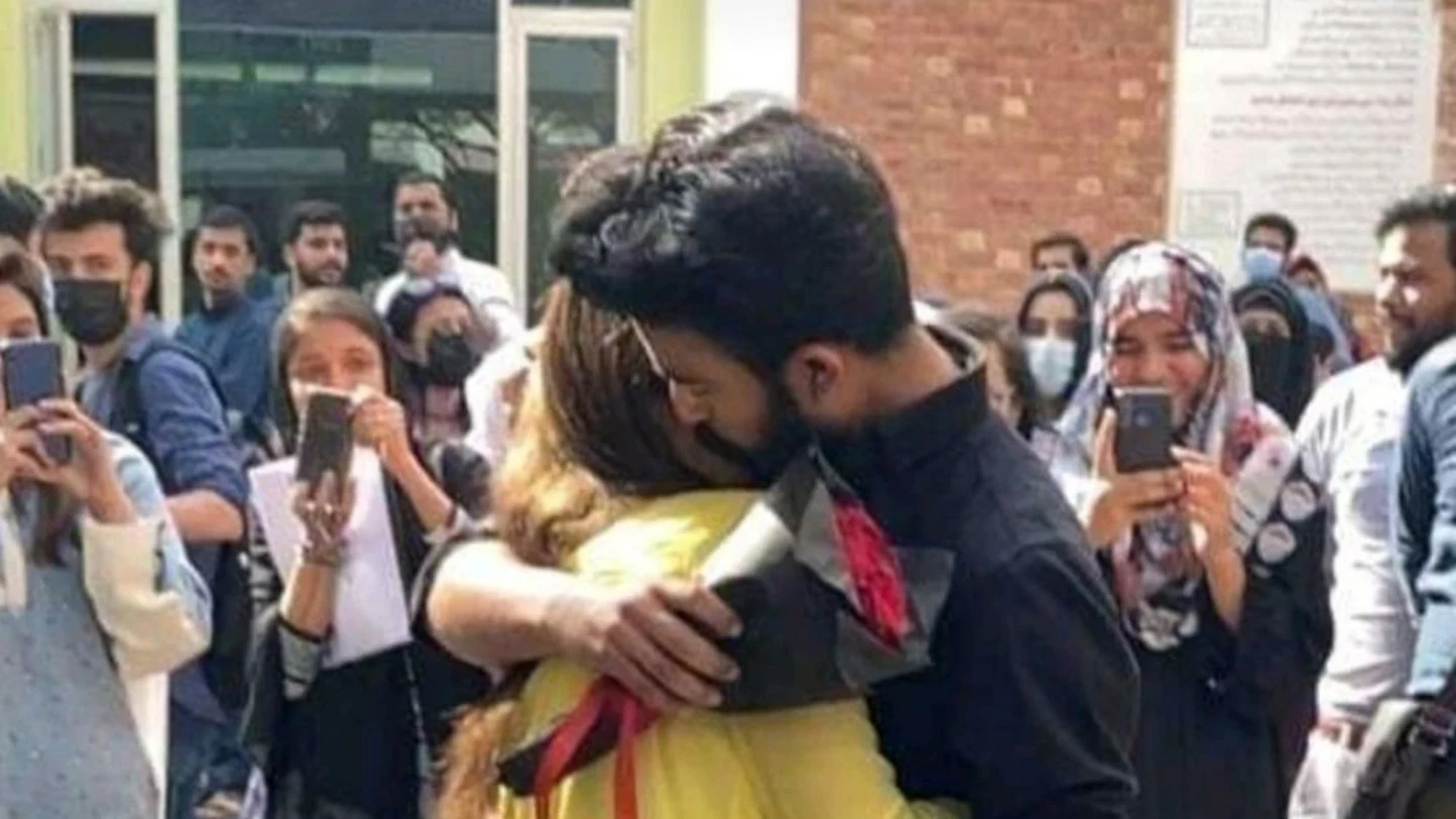 El abrazo entre dos estudiantes en la Universidad de Lahore El abrazo entre dos estudiantes en la Universidad de Lahore