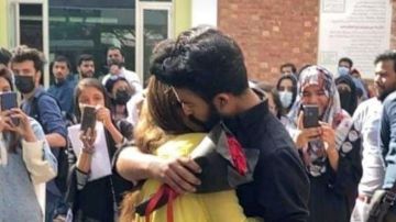 El abrazo entre dos estudiantes en la Universidad de Lahore