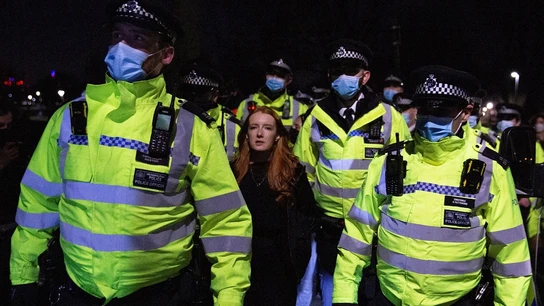Imagen de agentes llevándose detenida a una joven que participaba en la vigila por el asesinato de Sarah Everard Imagen de agentes llevándose detenida a una joven que participaba en la vigila por el asesinato de Sarah Everard