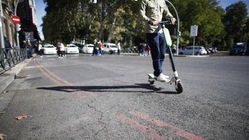 Un patinador se da a la fuga en Madrid después de atropellar a una mujer y dejarla en estado muy grave