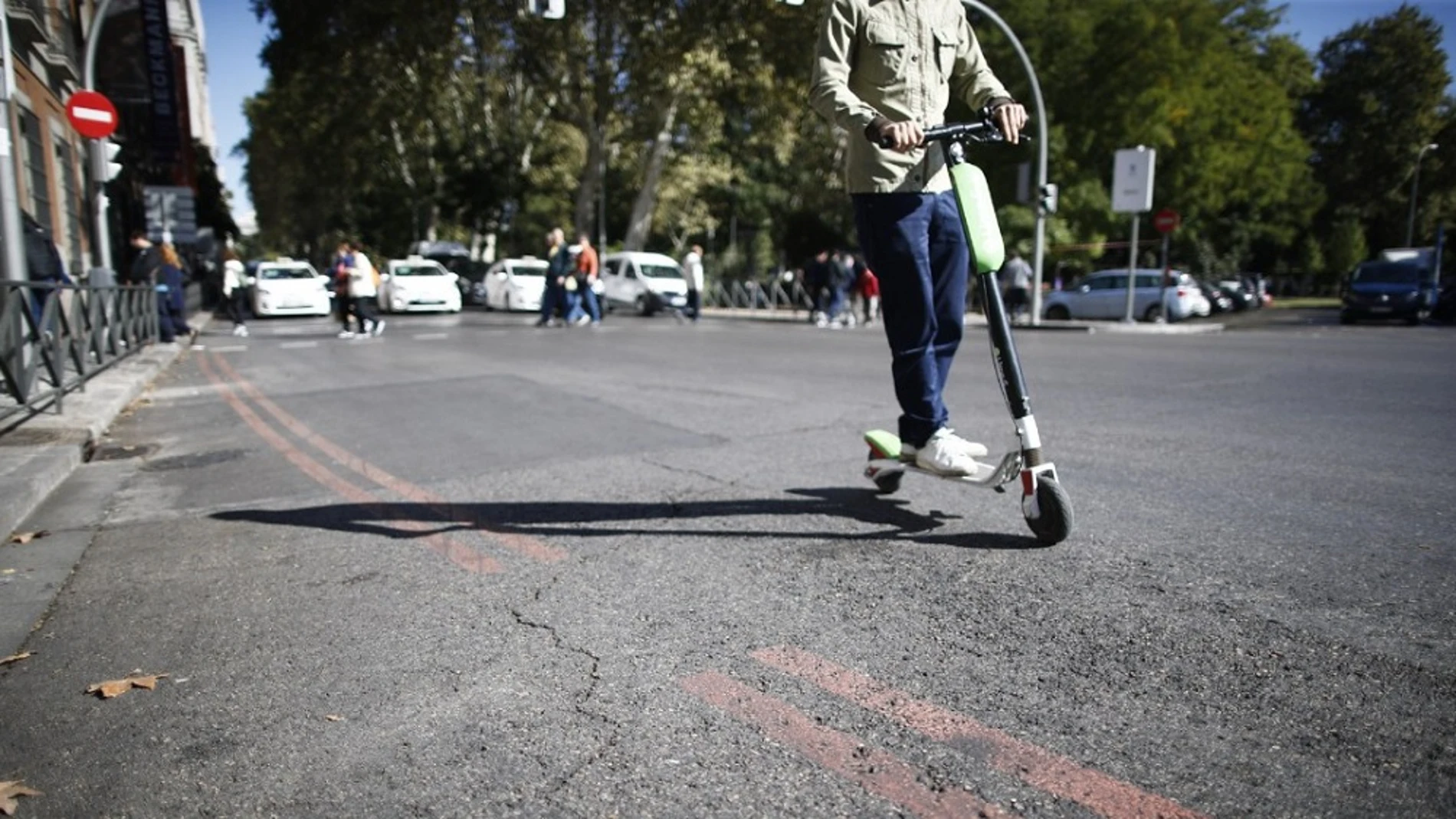 Un patinador se da a la fuga en Madrid después de atropellar a una mujer y dejarla en estado muy grave